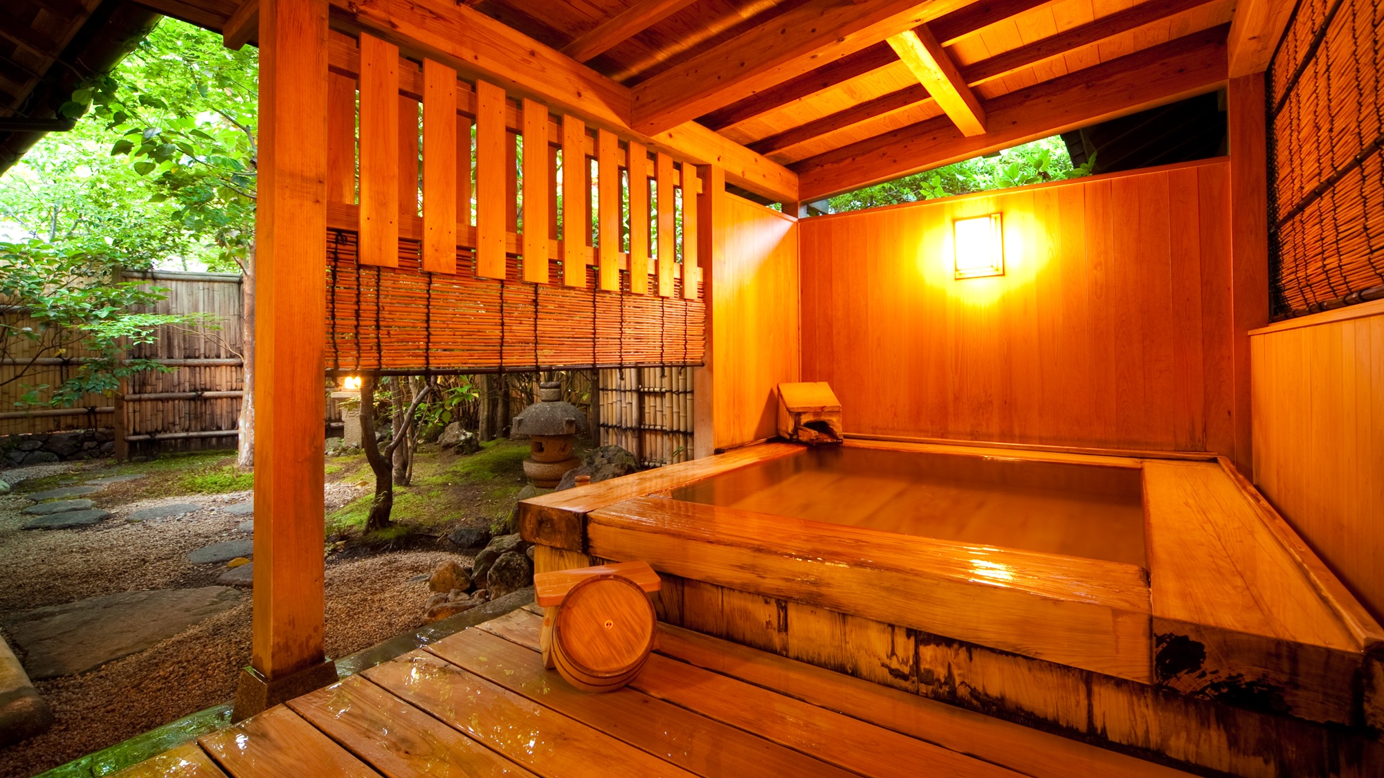 １階【露天風呂+内湯付き】和室（１０畳+８畳）広縁　箱庭付き