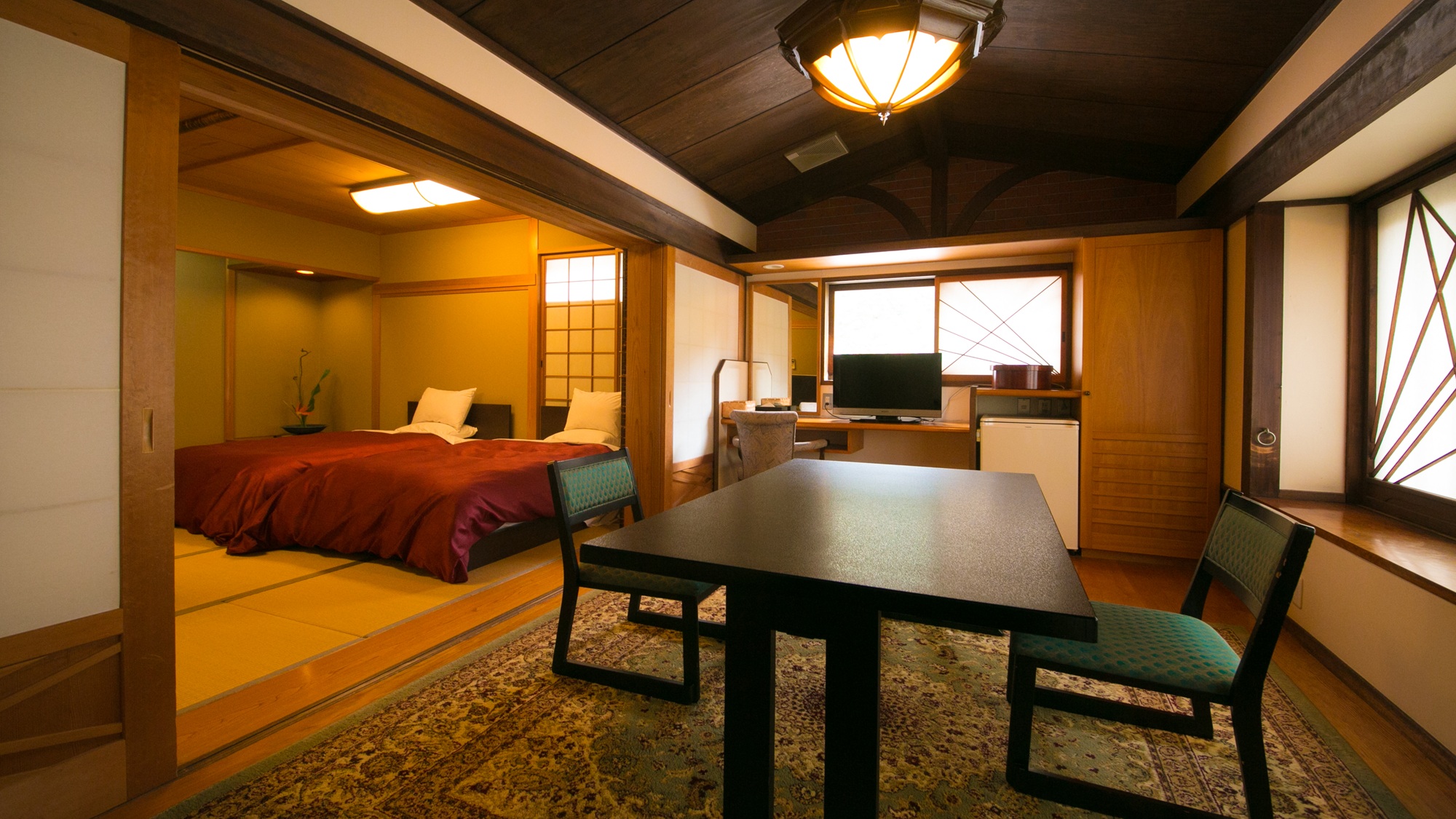 ２階　 ヒノキ風呂内湯付き和洋室