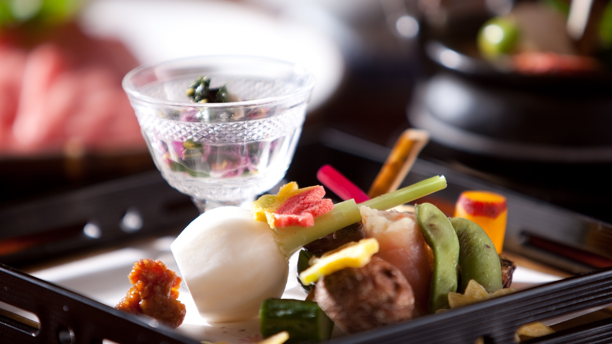 しっとりとした旬の彩りを活かし、移ろう季節を五感で堪能する懐石料理。雅な器に盛られた一皿一皿をお愉しみください。