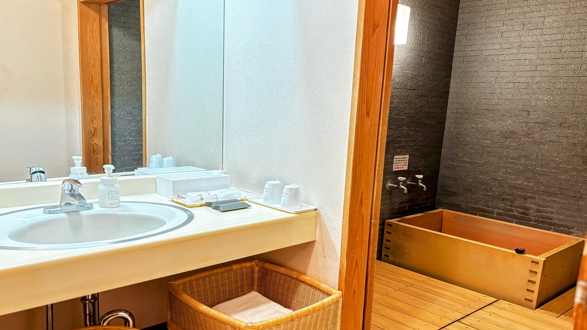 １階【露天風呂+内湯付き】和室（１０畳）広縁　箱庭付