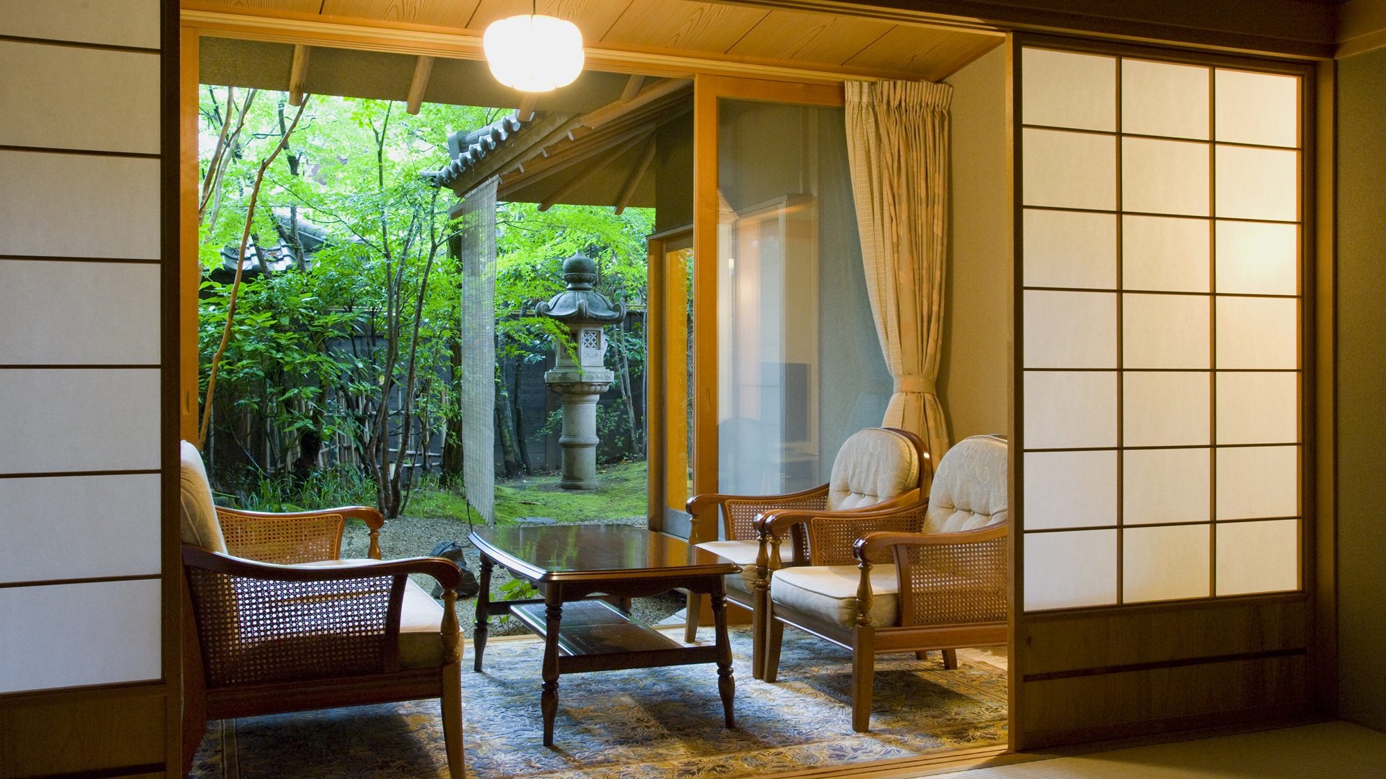 広縁からは専用庭を望み、四季折々に表情を変える草木を眺めながら、のんびりとお過ごしいただけます。