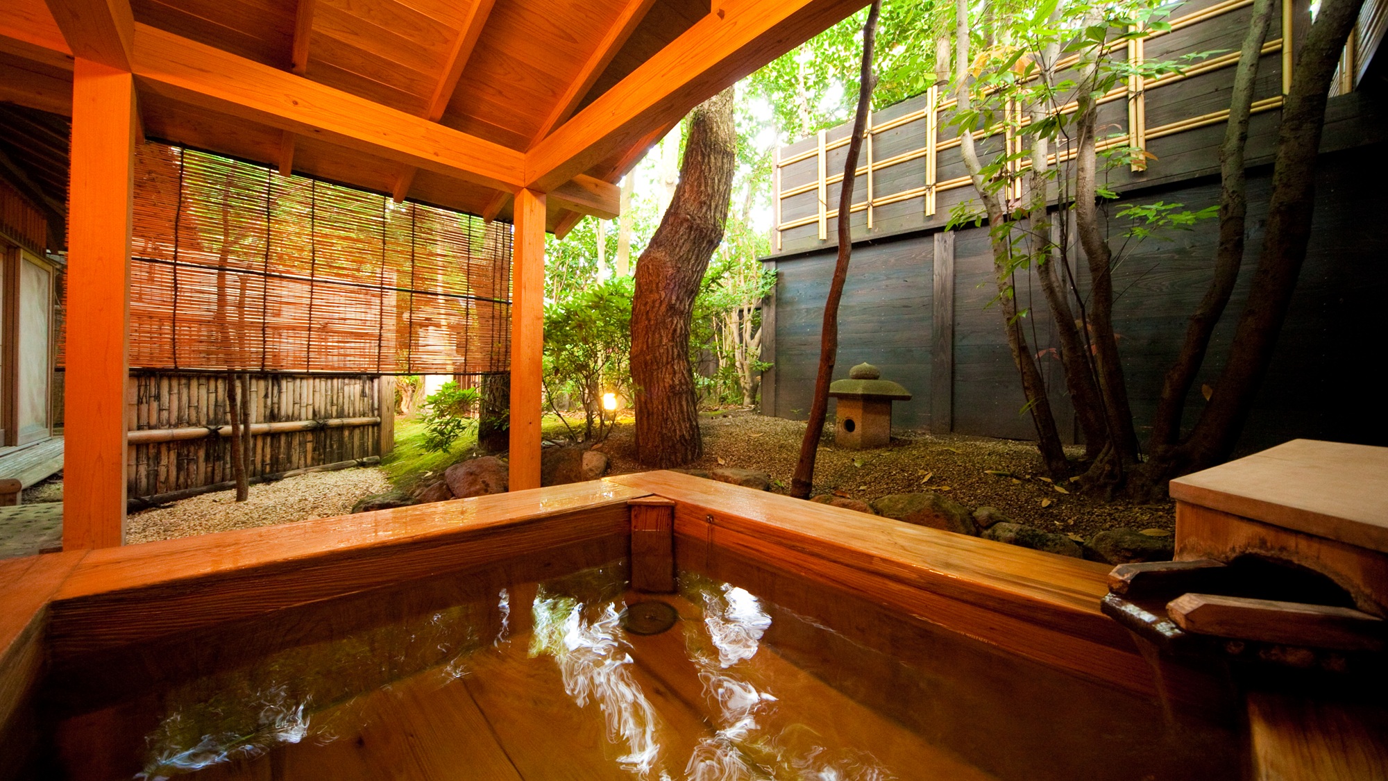 １階【露天風呂+内湯付き】和室（１２畳+８畳）広縁　箱庭付