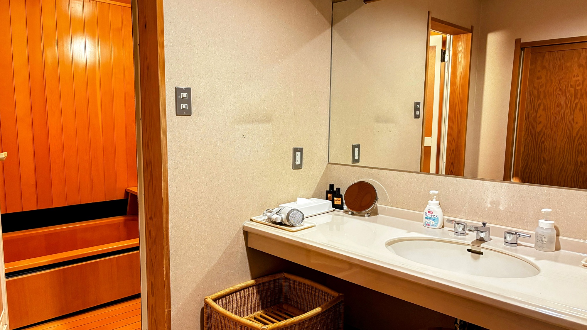 ２階　スタンダード和洋室　（和室８畳+ツインベット）