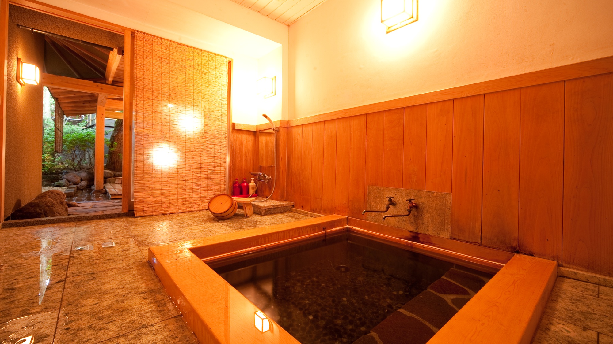 １階【露天風呂+内湯付き】和室（１２畳+８畳）広縁　箱庭付