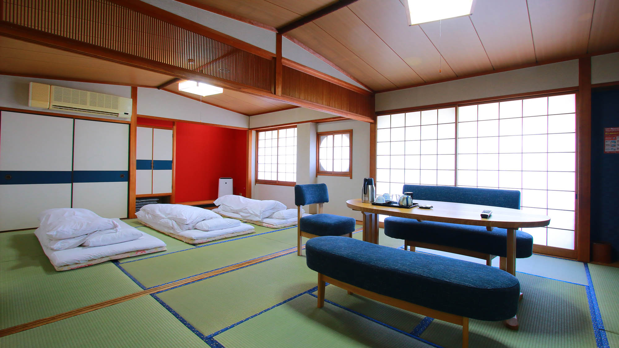 新しくテーブルと椅子を取り入れました♪広々お部屋でゆっくりとお寛ぎください。