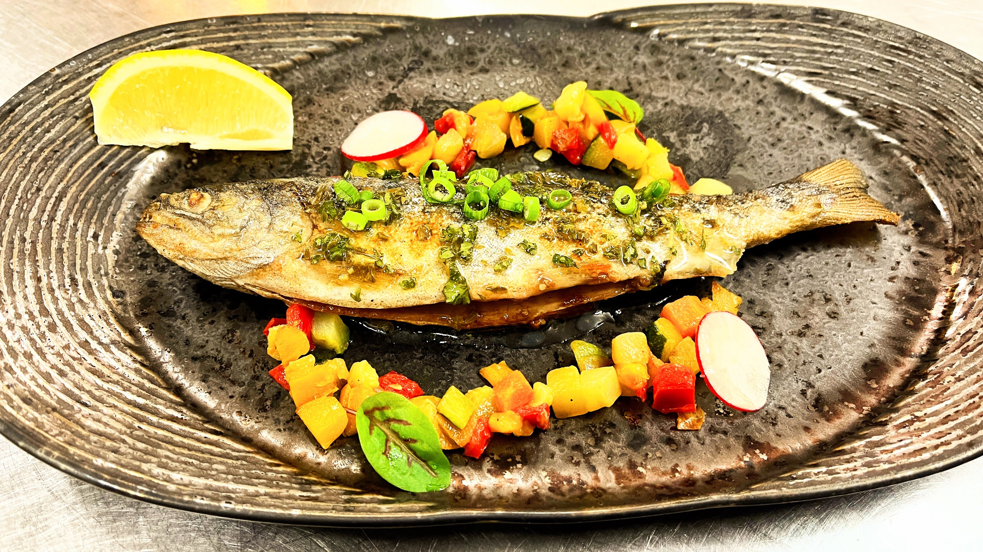 本日の魚料理・ヤマメのムニエル・香草のソース。