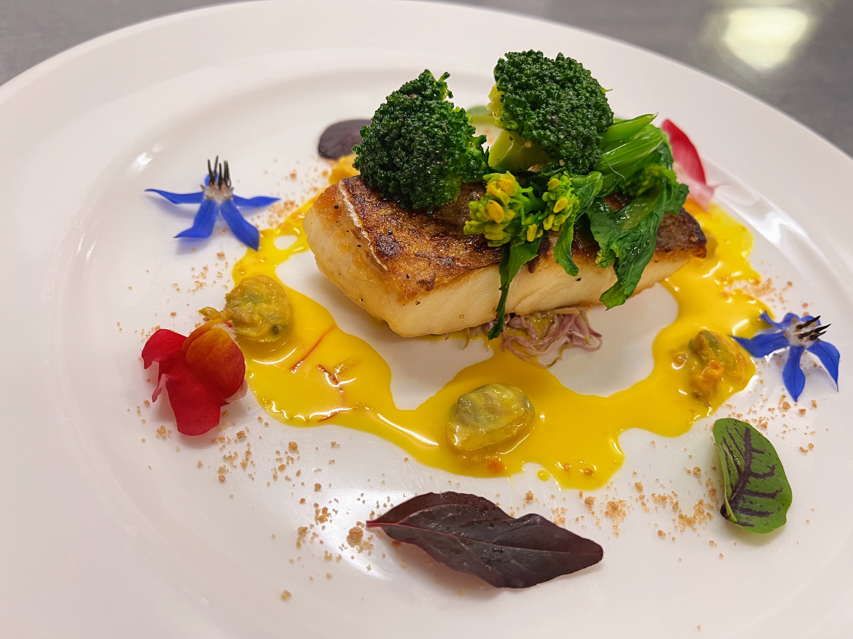 真鯛のポワレ：ウニのソース：カラスミを添えて