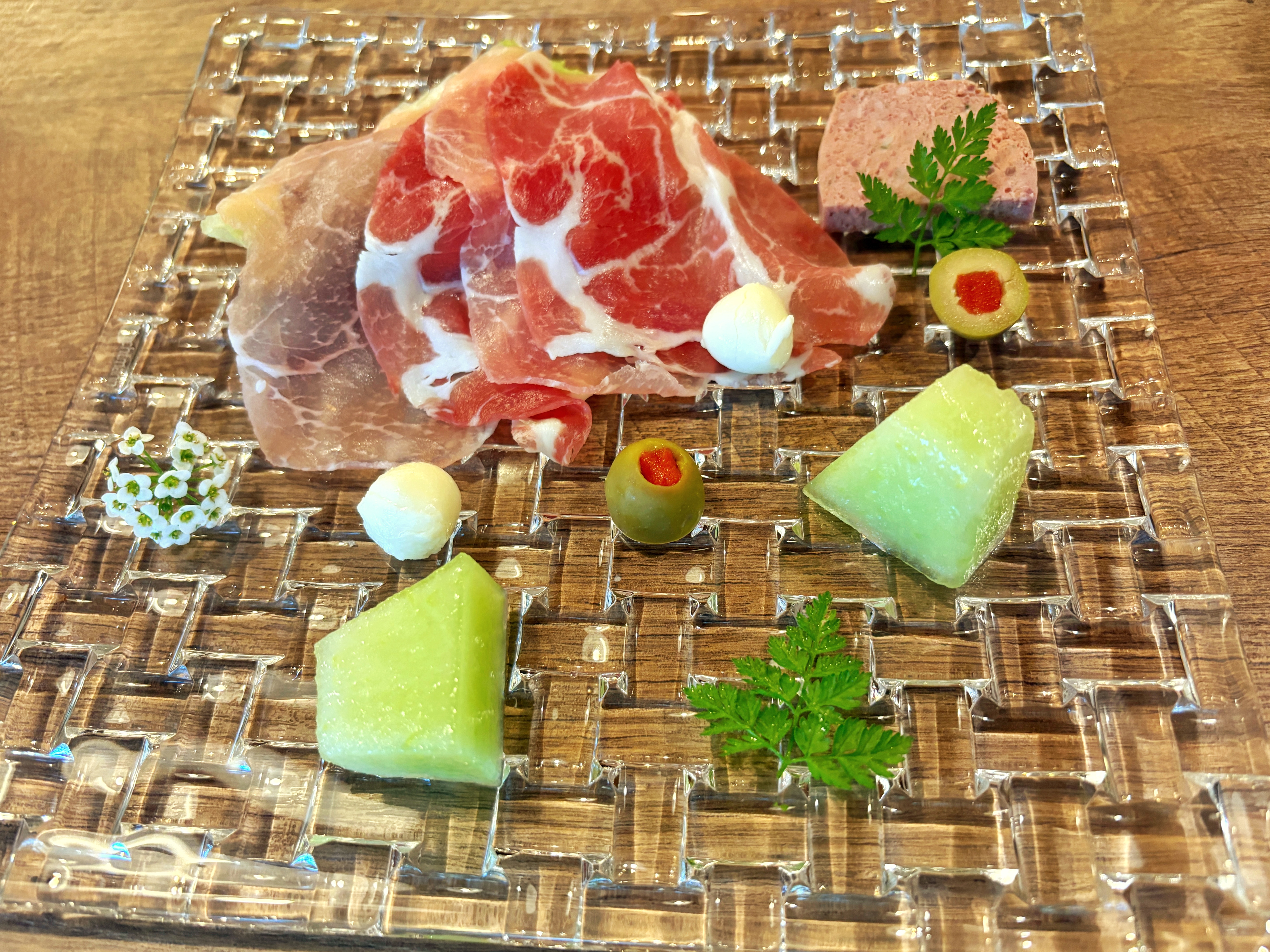 フレンチコースディナー：前菜：生ハムとメロンを添えて