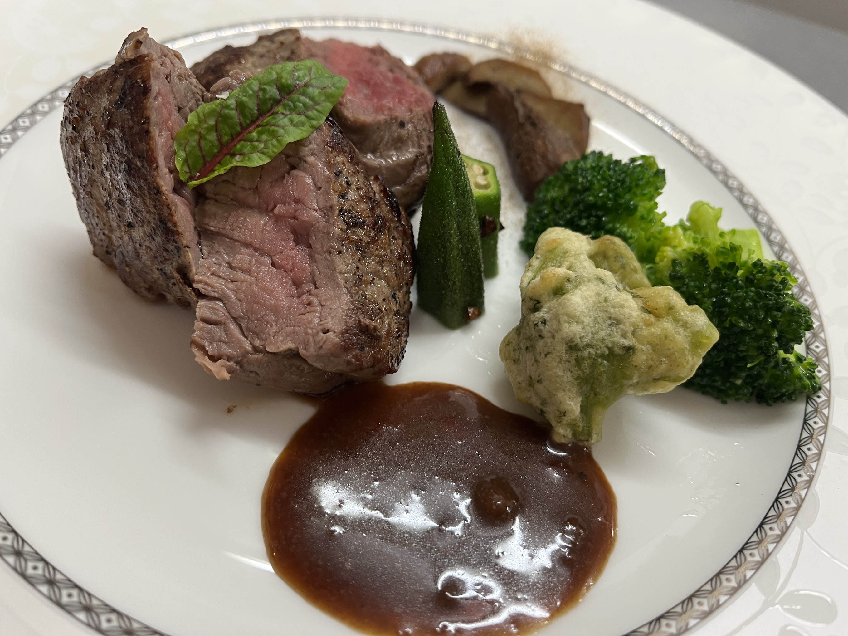牛フィレステーキ・フォアグラのソース・ポルチーニ茸と季節の温野菜・自家製の香草を添えて