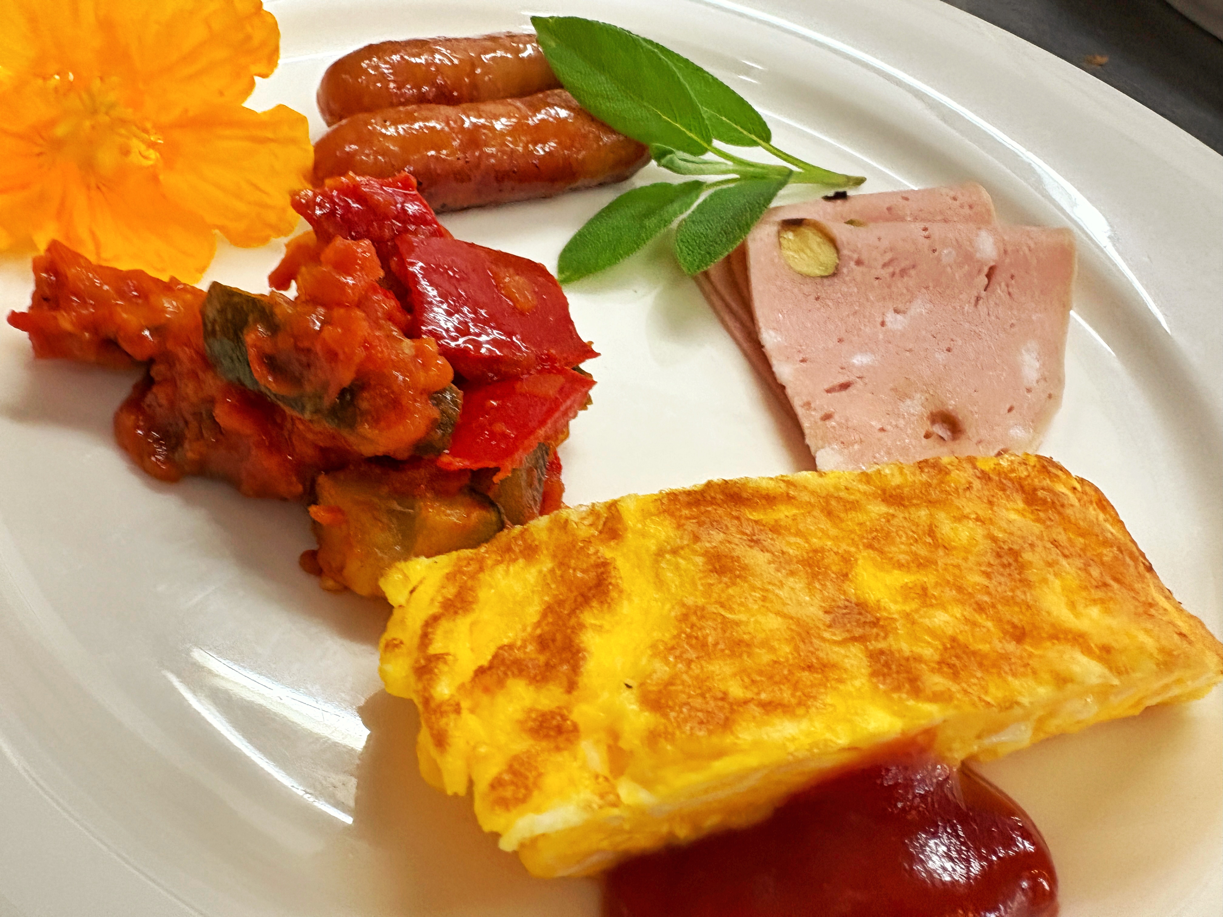 朝食：プレーンオムレツ・ラビオリ・ハム・ソーセージ