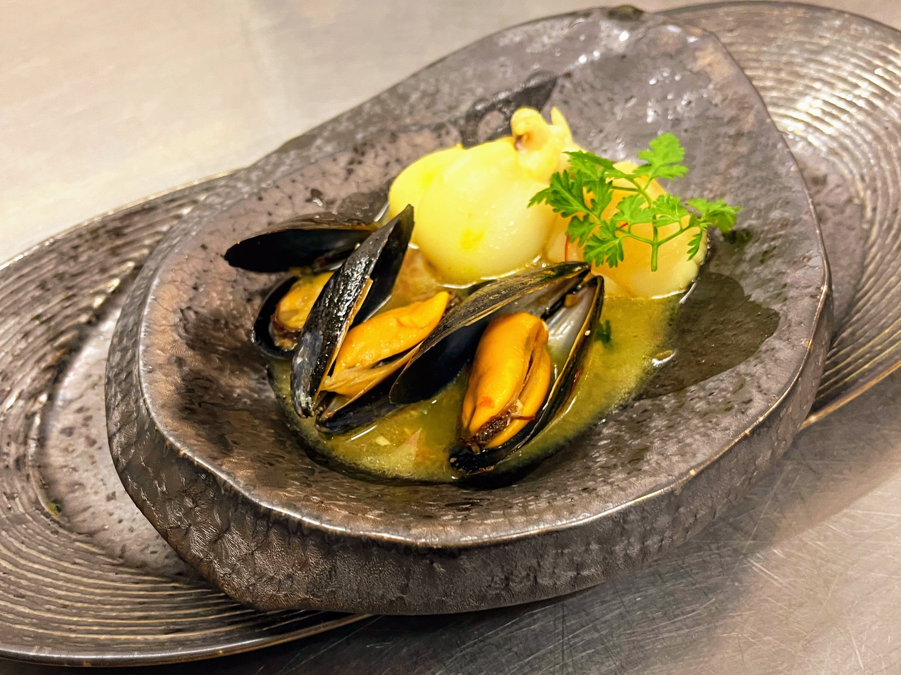 前菜：ムール貝と帆立と小さなイカのワイン蒸し