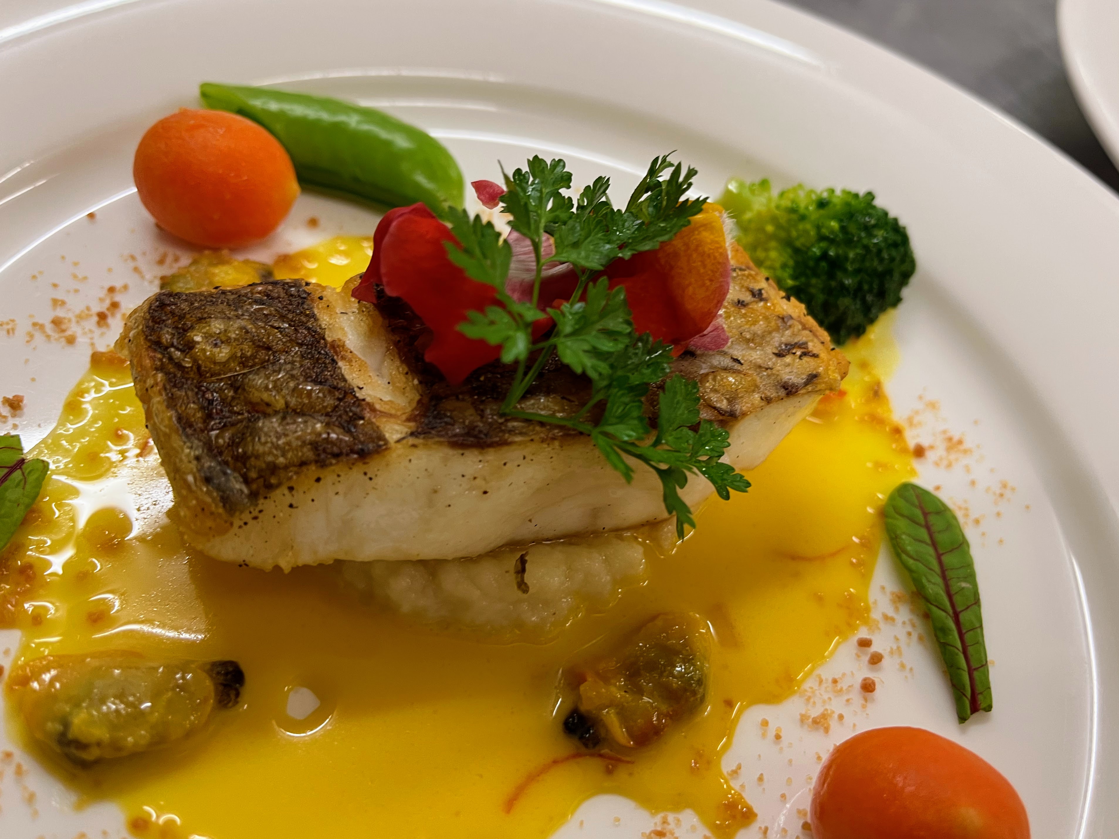 スズキのポワレ：サフランのソース