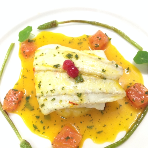 本日の魚料理　鱸のマニエ―ル　サフランのソース・アスパラソバージュを添えて
