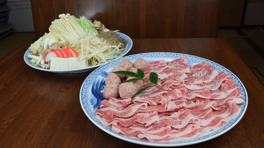 ・食材は国産豚、つみれ、新鮮なお野菜をご用意。お味噌を溶いたスープにそれぞれの旨味が広がります。