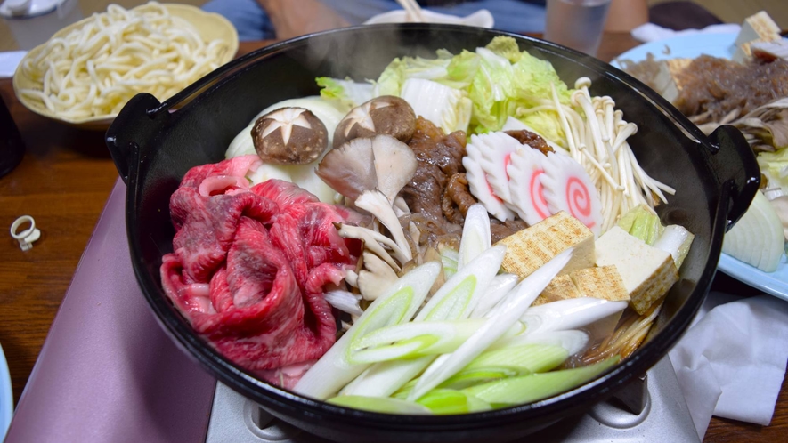 ・飛騨牛は旨味を邪魔しない割下で煮込み、主役を引き立たせる野菜と一緒に溶き卵で。〆にはおうどんを。