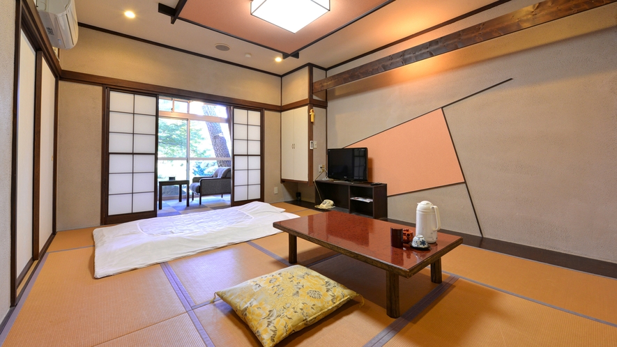 *1Ｆ和室8畳（客室一例）/広縁から日本庭園を臨むお部屋。