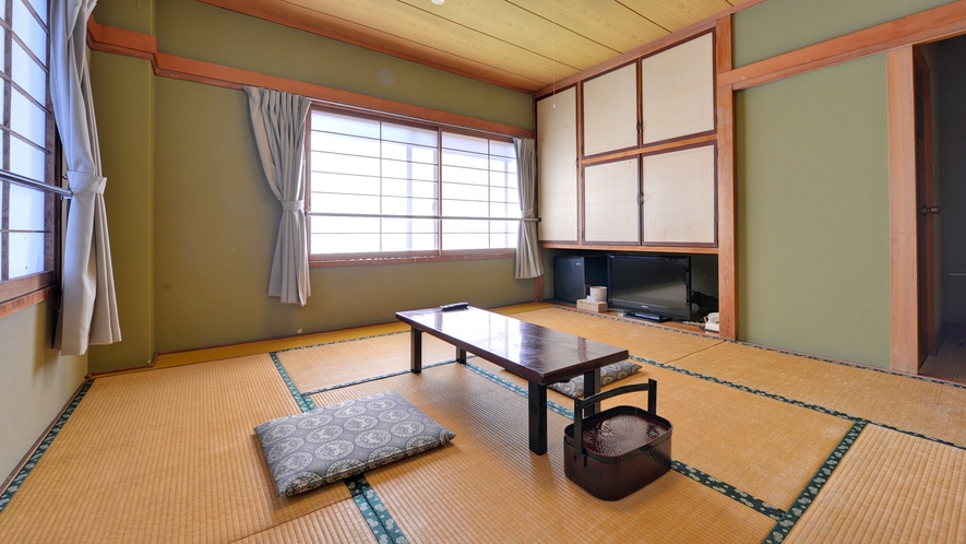 *2Ｆ和室8畳（客室一例）/日本庭園を望むお部屋。広縁や洗面スペースがない分お安くご宿泊いただけます