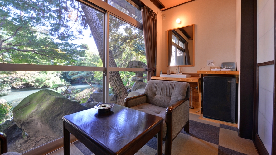 *1Ｆ和室8畳（客室一例）/広縁から望む日本庭園。旅情に浸るひと時をお過ごし下さい。