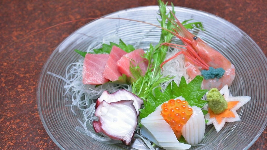 *お夕食一例（お造り）/日本海、豊洲から、新鮮な海の幸を彩り豊かに盛り付けました。