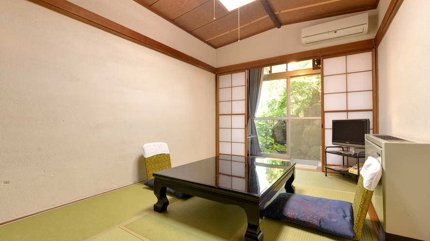 *お食事処（個室）/旬の恵みを味わえる割烹料理は、四季折々の景観が美しい日本庭園が見える個室で。