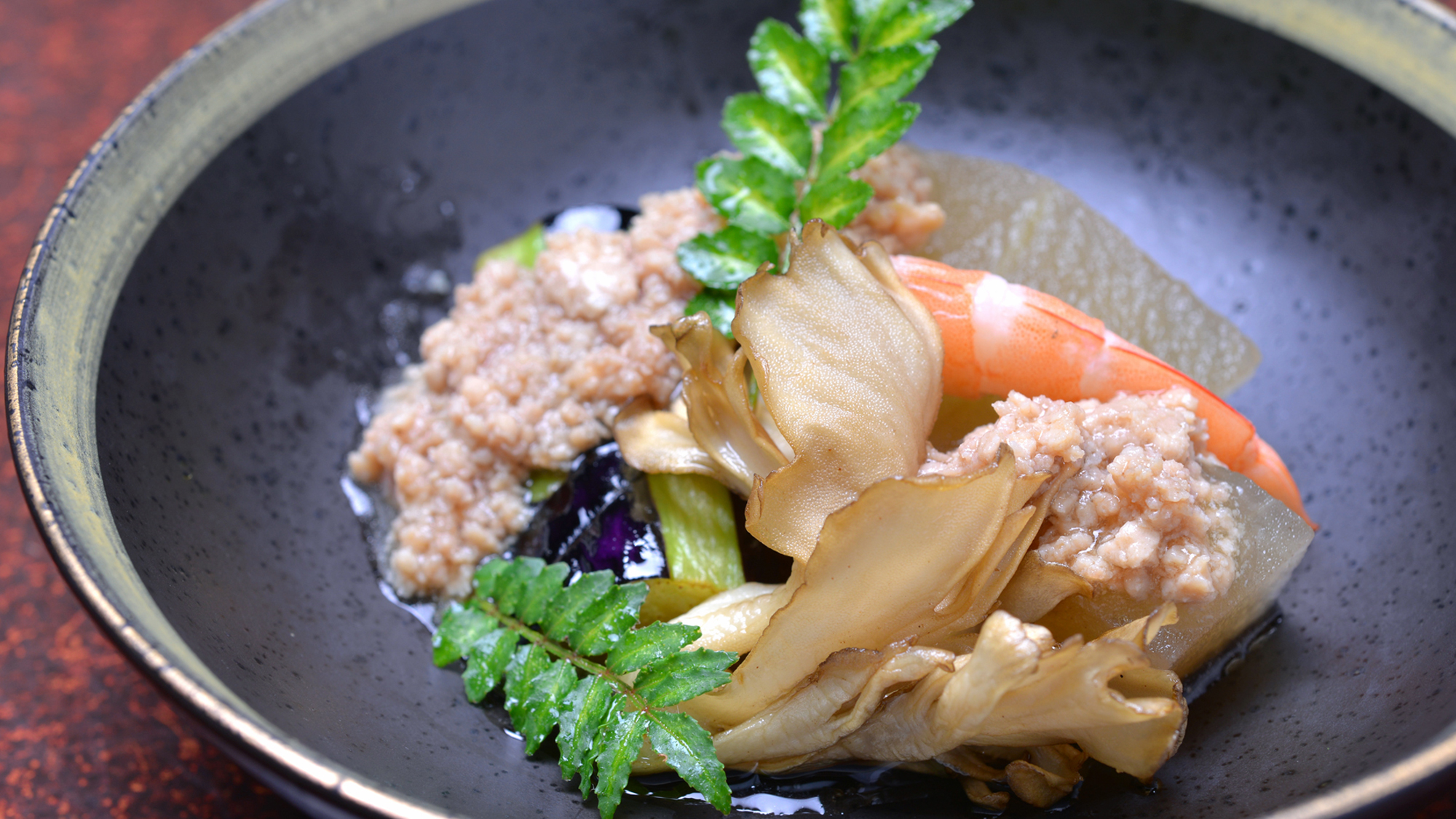 *お夕食一例（煮物）/煮崩れないよう、じっくりことこと煮込んだ煮物。心に沁みる和の味わいに◎