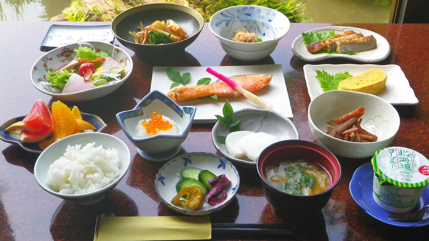 *朝食一例／ふっくら焼かれた焼き魚など、品数豊富なおかずを炊き立てごはんとご一緒に。