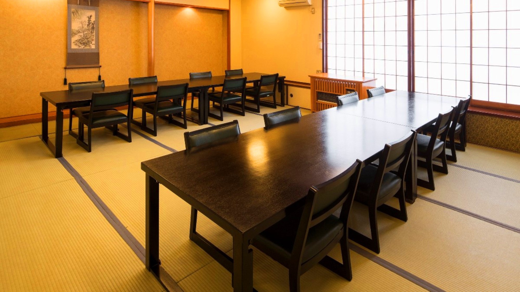 お食事はお食事処でゆっくりお召し上がりください。