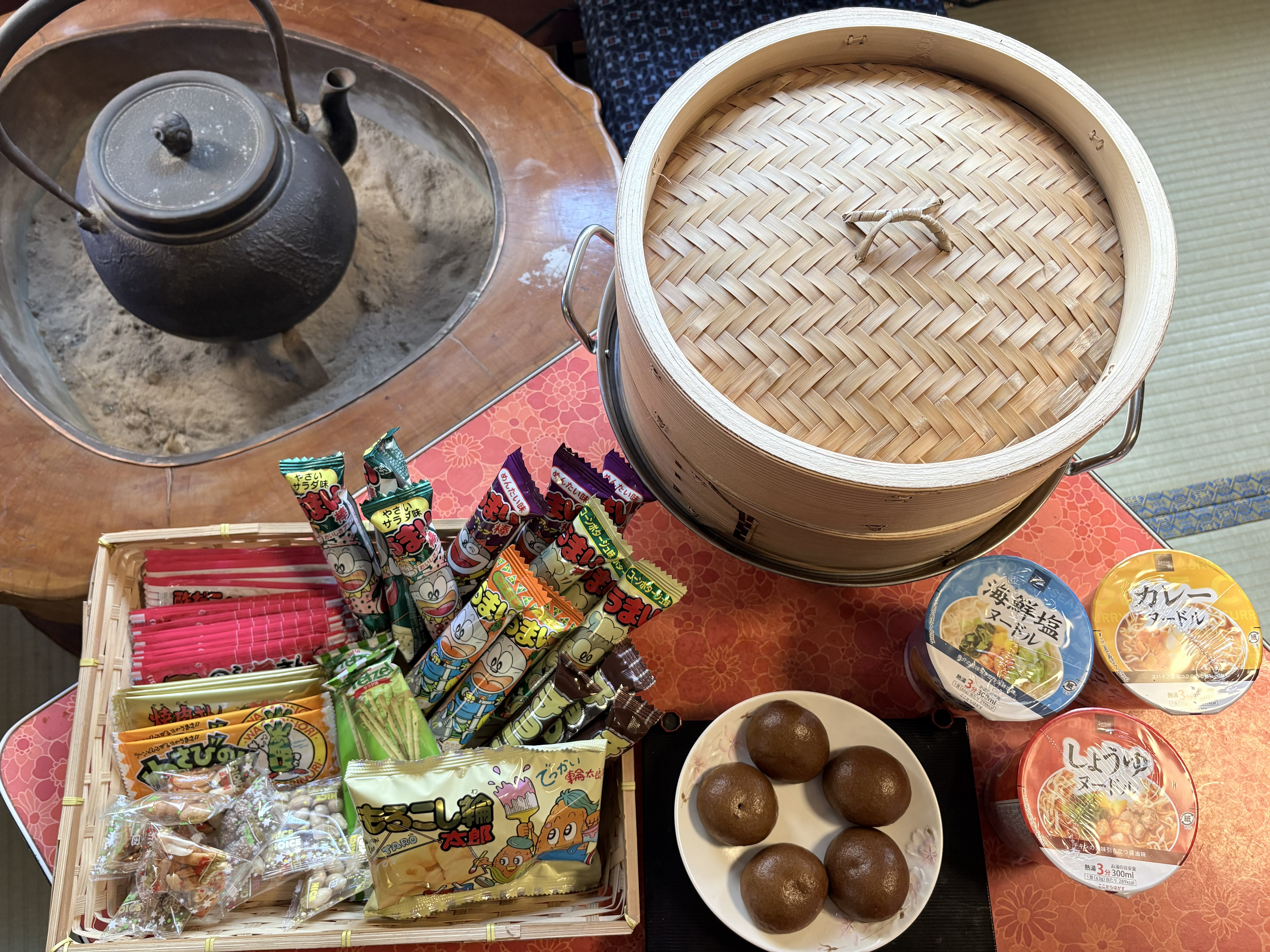 【ラウンジサービス】駄菓子や軽食など、気軽につまめるものをご用意しております。