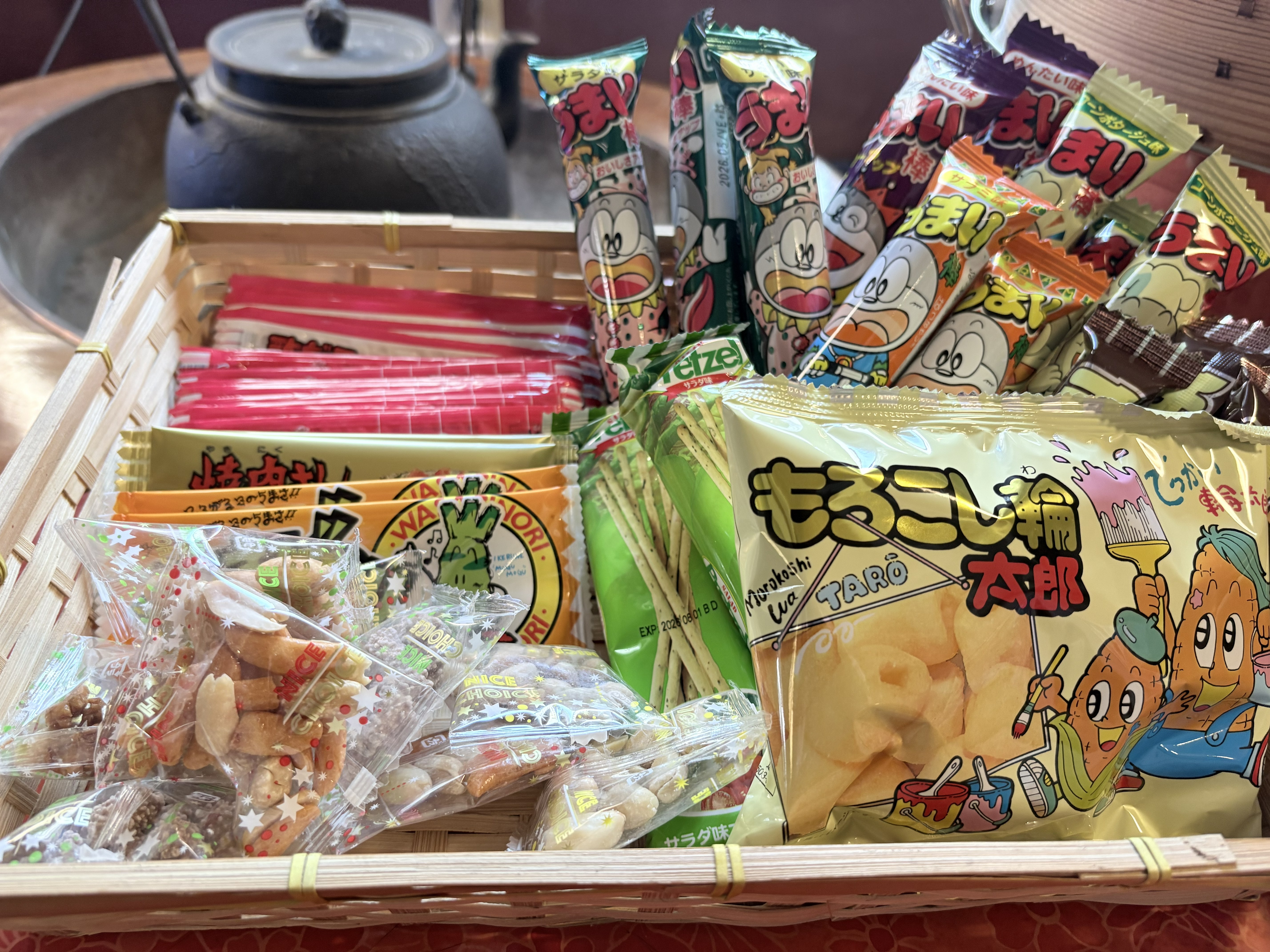 【ラウンジサービス】ちょっとつまみたくなる、懐かしの駄菓子をご自由にどうぞ。