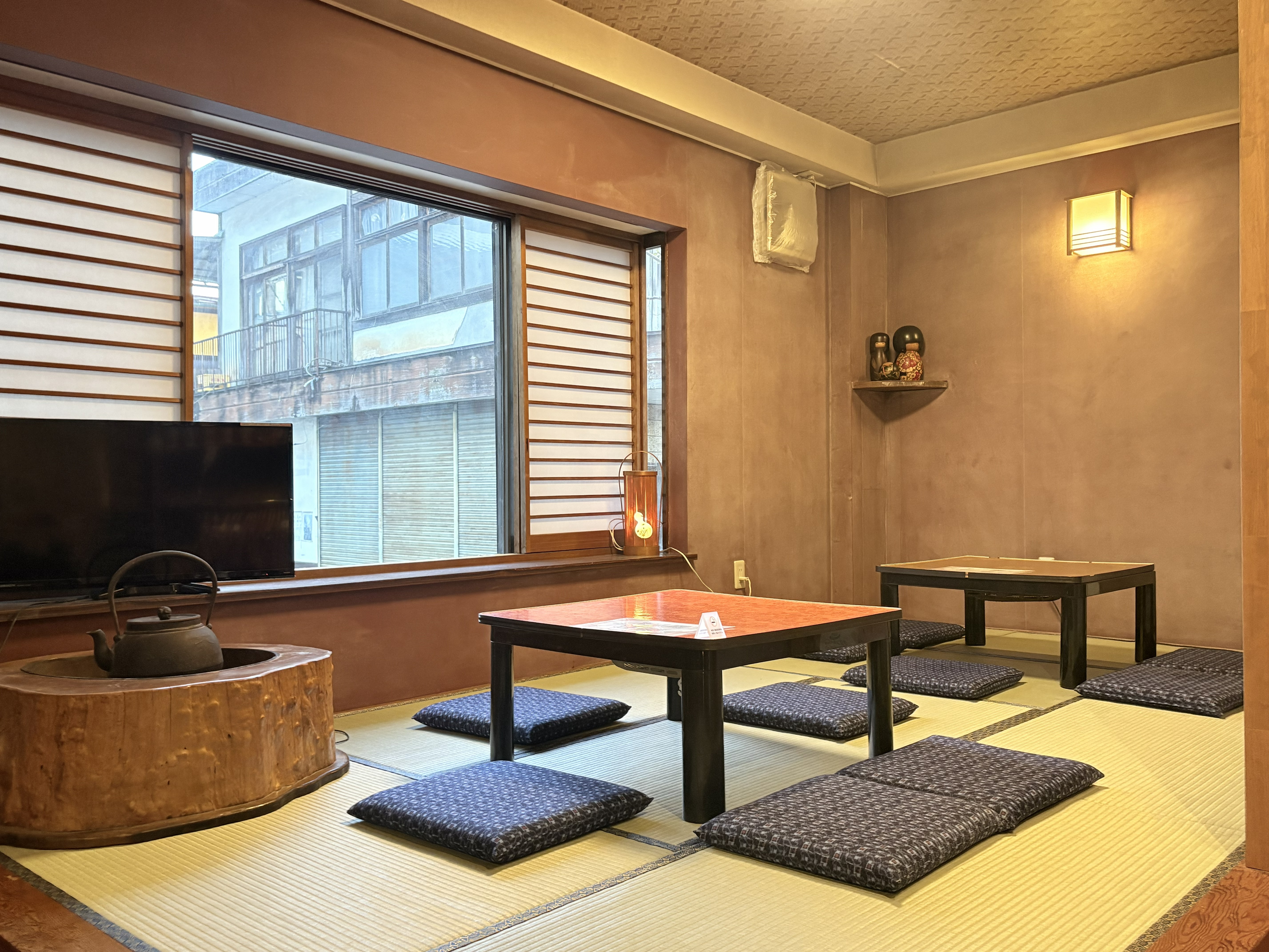 【ラウンジ】お酒や夜食を楽しみながら、ゆったりとお寛ぎください。