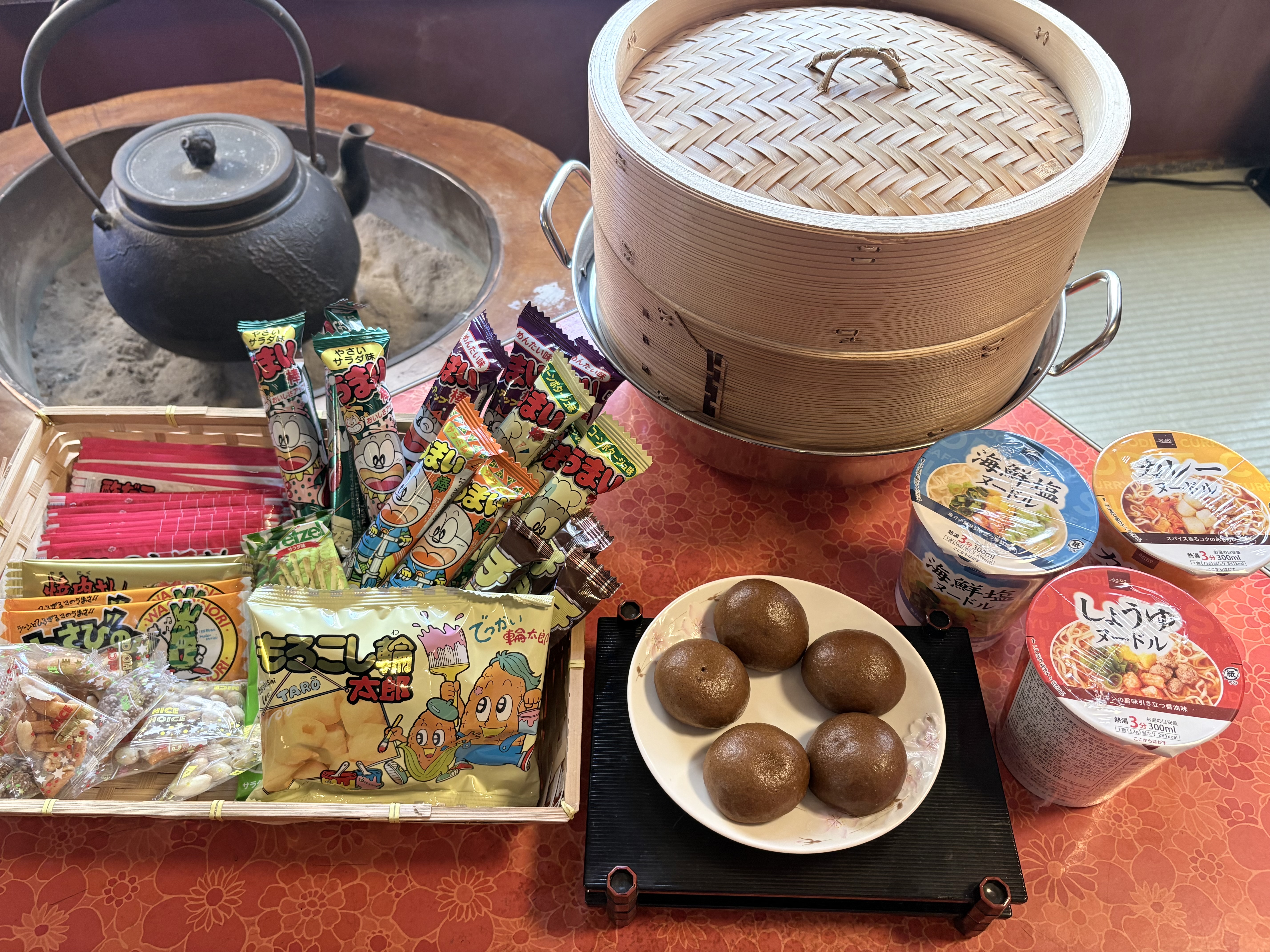 【ラウンジサービス】駄菓子や軽食など、気軽につまめるものをご用意しております。