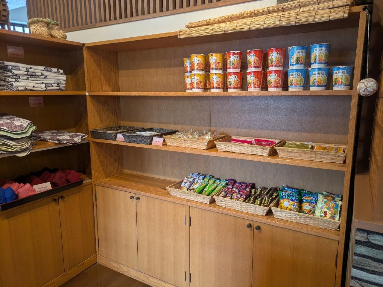 【ラウンジサービス】カップ麺や軽食などをご用意しております。