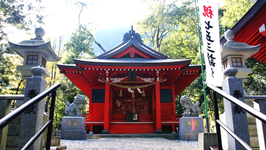 *【椎葉厳島神社】交通安全・厄除け・女の神様としても崇敬を受け村を見渡す小高い丘にあります。