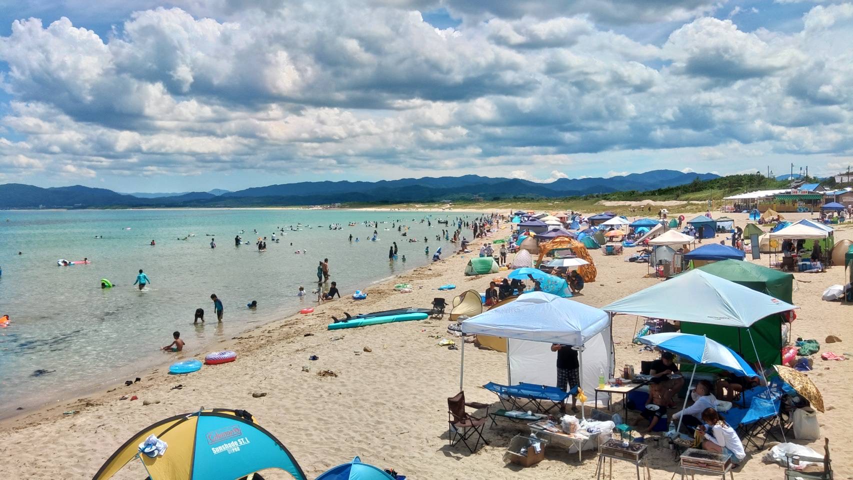 夏は近くの海で海水浴を♪