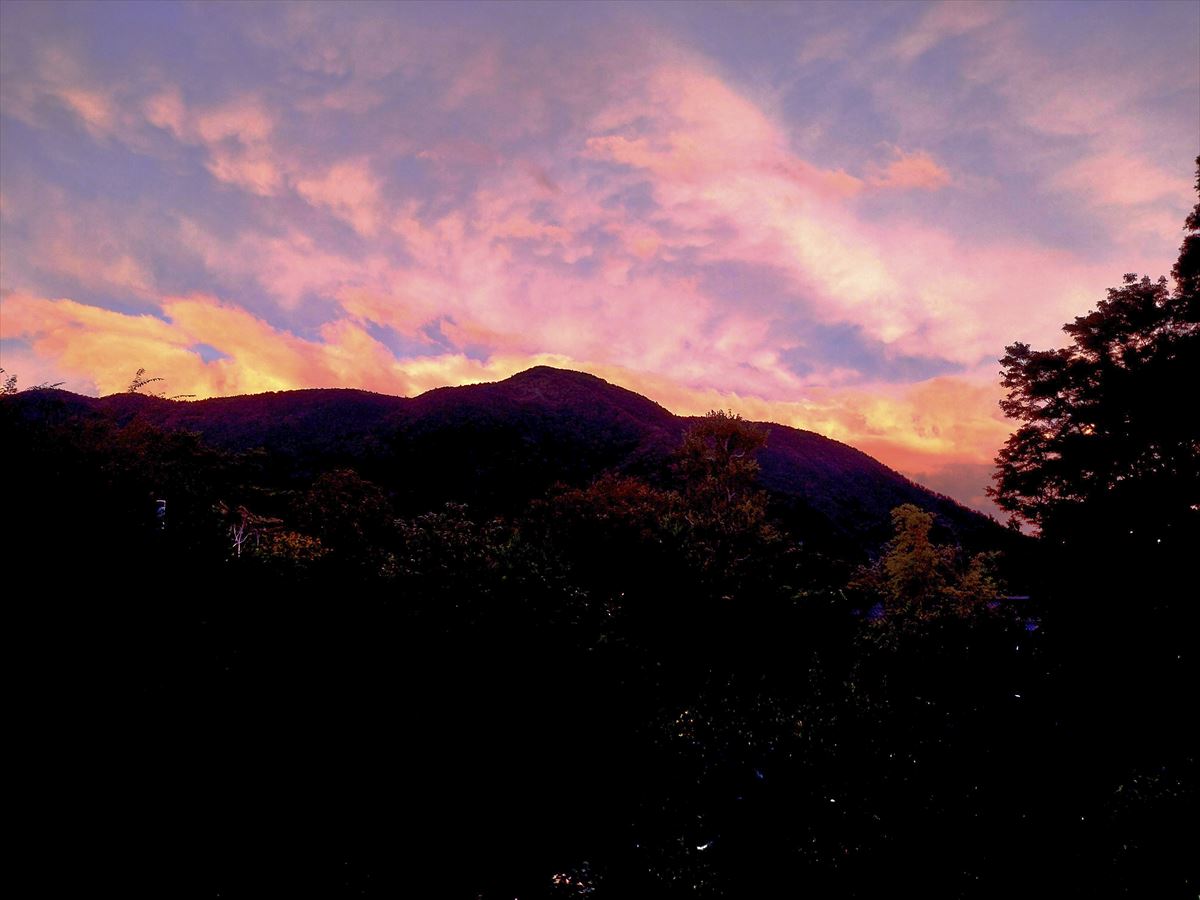 露天風呂から見た夕焼け雲と大文字山