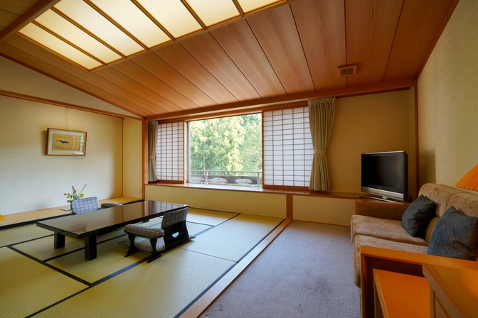 【伊勢海老・鮑】三重の特別な食材を使う懐石を味わう　部屋食・客室風呂の霧生温泉で寛ぎのひとときを