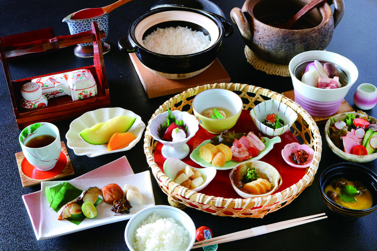 【お部屋で食事と温泉】和風館「雅楽司」お部屋で特別な懐石料理と霧生温泉が楽しめる基本プラン