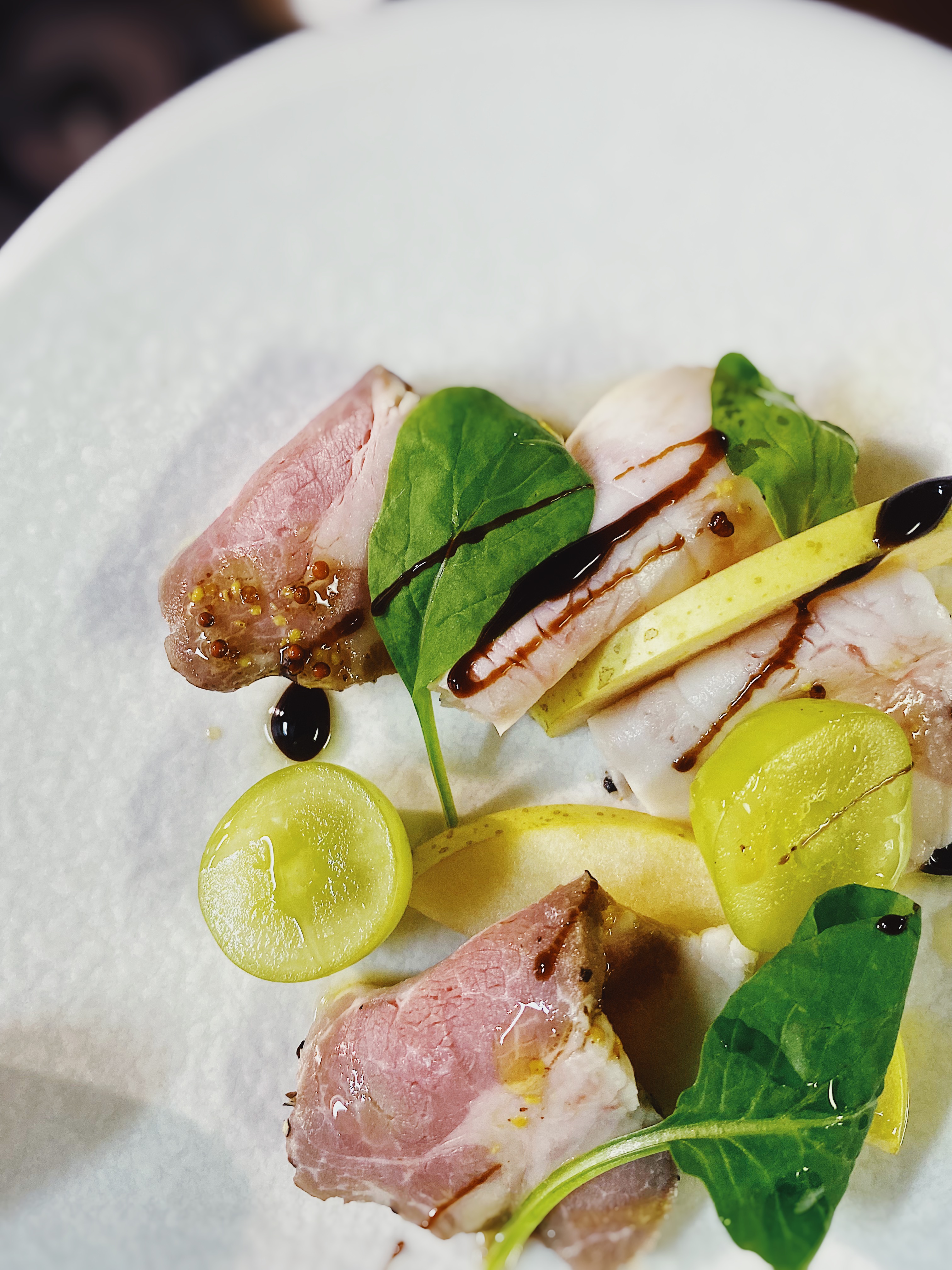 自家製ロースハムと季節のフルーツの前菜