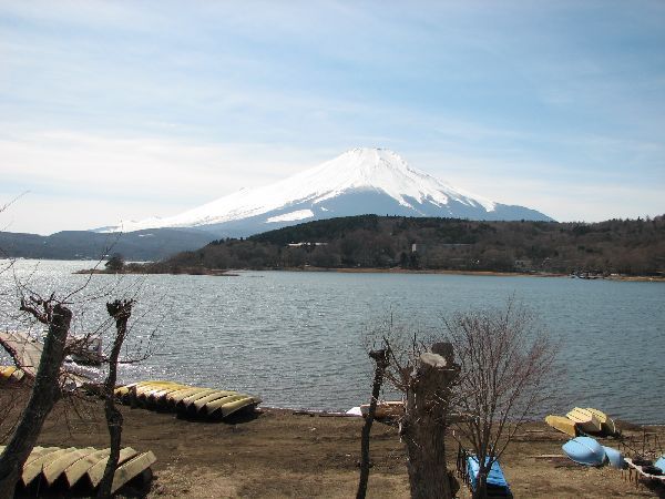 View of Lake Yamanaka and Mt. Fuji from a 10-tatami Japanese-style room