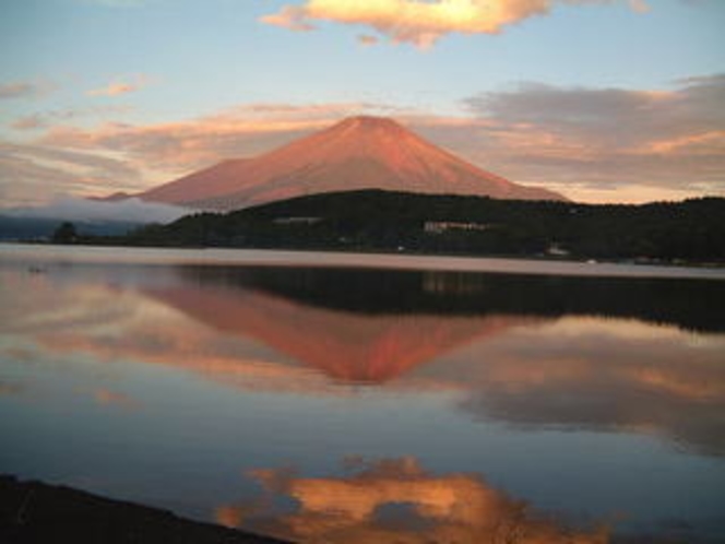 夏の山中湖（紅富士）－ホワイトウィング前から撮りました。