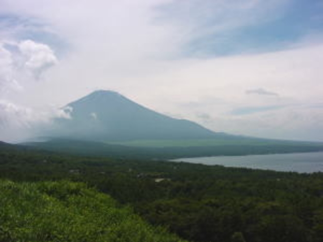 富士山と山中湖－朝の冨士と夕方の富士山はまた格別です。