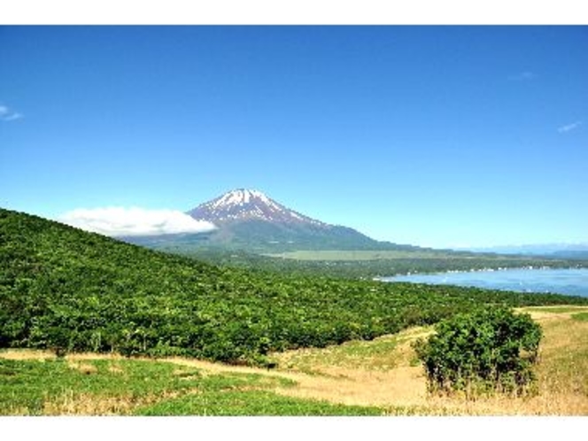 三国峠からの富士山と山中湖の景色はとても素晴らしく、是非訪れて欲しいポイントです。