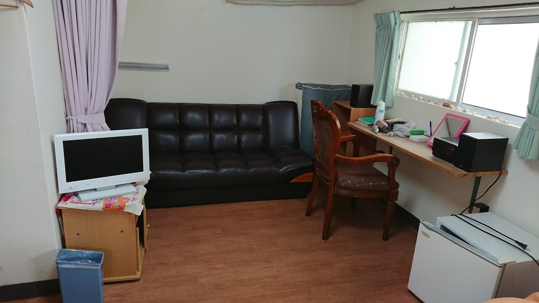 ふかふかベッドの女性専用シェアルーム　バス・トイレ・冷蔵庫・エアコンつき　アメニティも充実