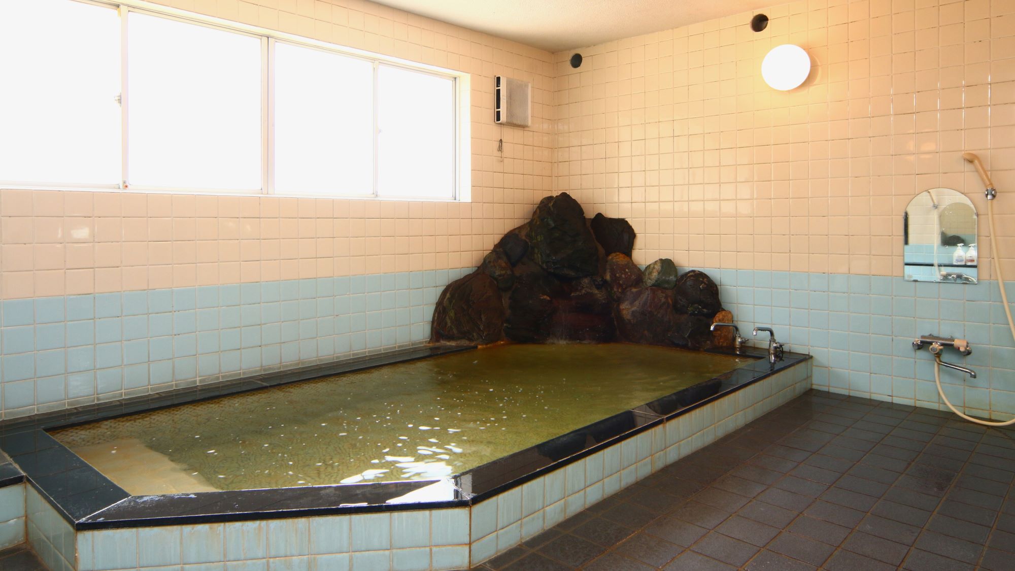 【お風呂】天然温泉・24時間入浴可能♪
