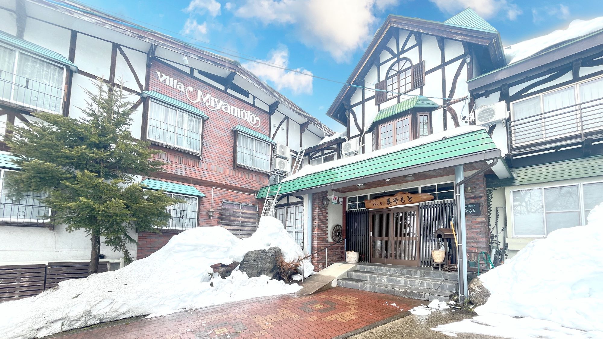 【外観】澄んだ空気と雪に覆われた宿。