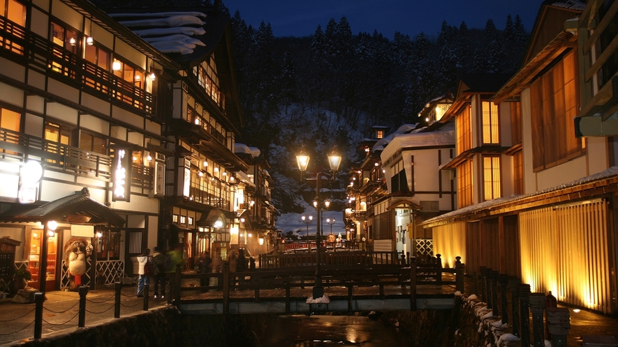 *冬の銀山温泉／大正浪漫溢れる街並み。冬は一層美しい光景が広がります。
