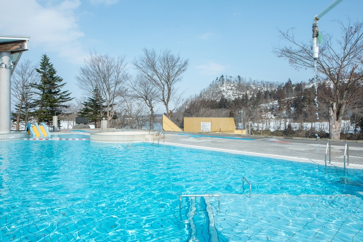*【SPAプール】温泉を使用した、暑い夏も冬の雪の日でも一年を通して楽しめる屋外プールです。