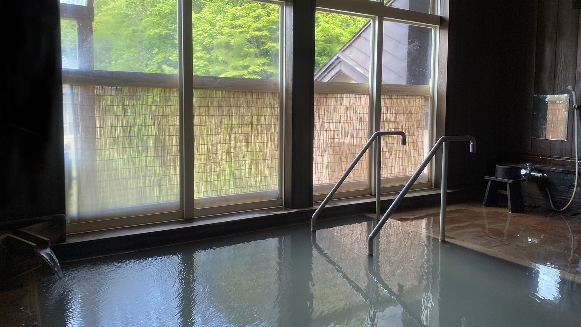 旅館宿泊者専用の3～4名様でご利用頂ける内湯