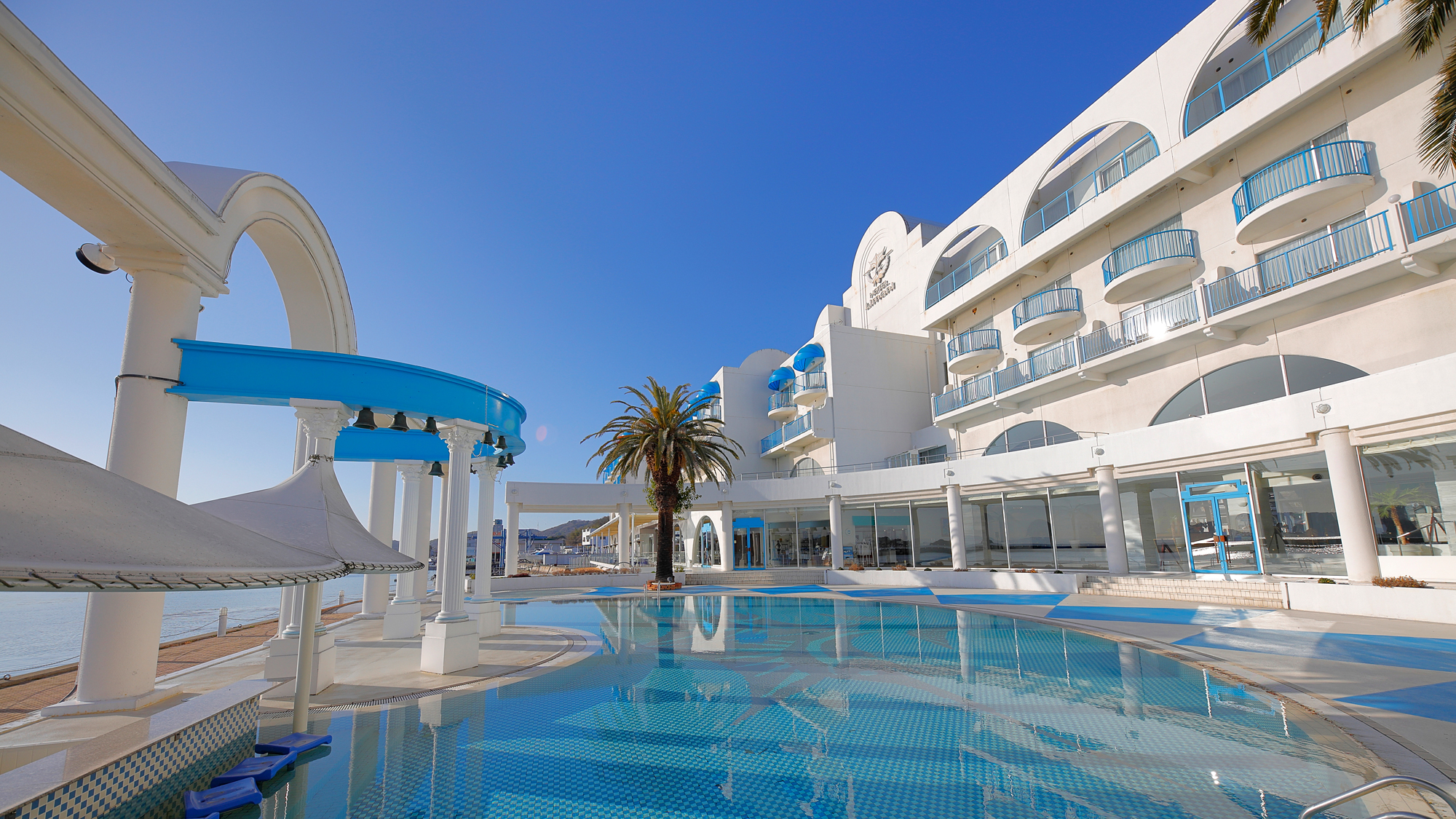 【ホテルリマーニ】青と白のコントラストが美しいリゾートホテルです。