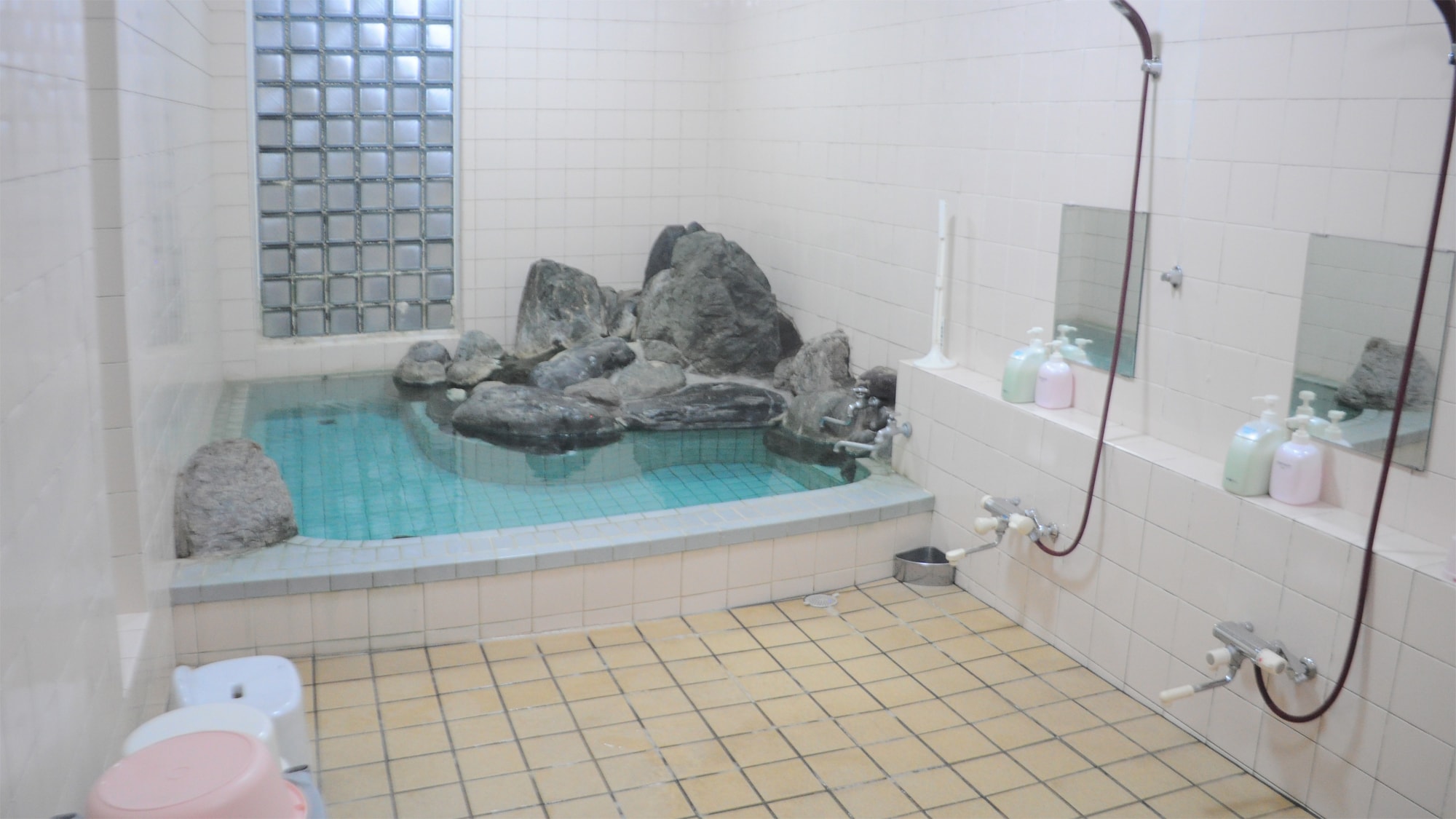 【女性浴場】岩風呂のような風情のある浴室です。
